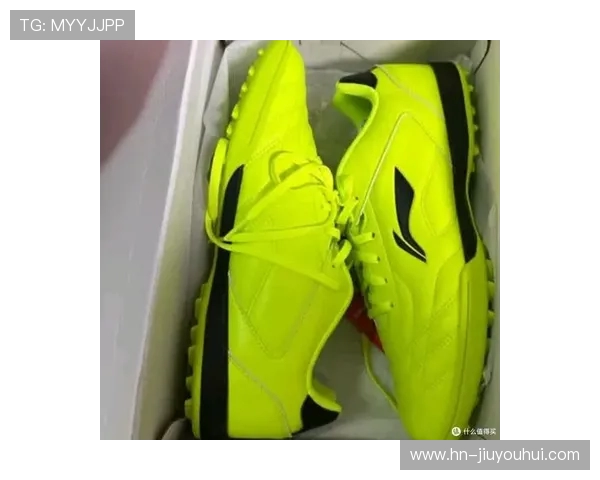 TF碎钉足球鞋全新发布提升性能舒适感助力场上表现